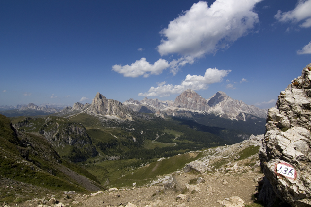 2011-08-24_11-04-25 cadore.jpg - Blick vom Forc. Giau zum Lagazuoi und den Tofanas